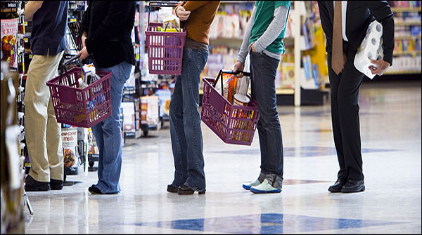 A7R21N People waiting in line with shopping baskets at grocery store